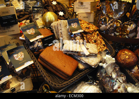 Schaufenster in der Nähe von traditionellen Weihnachtsmarkt Aachen Deutschland Stockfoto