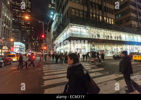 Der neue TopShop Store in Midtown Manhattan auf Dienstag, 9. Dezember 2014. Mehr shopping nur 15 Tage bis Weihnachten. (© Richard B. Levine) Stockfoto