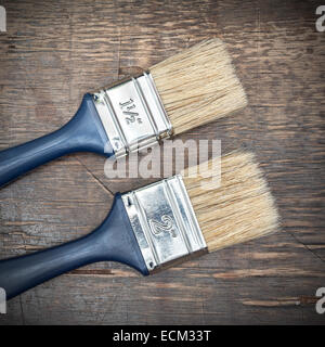 Pinsel auf einem alten Holztisch. Stockfoto