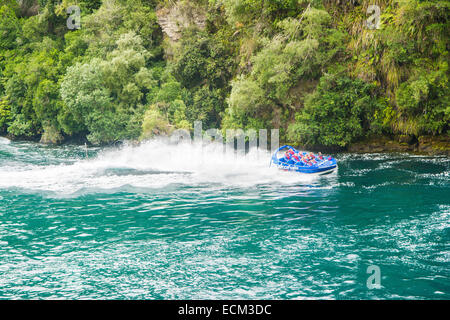 Jet-Boot am Waikato River, in der Nähe von Huka Falls, Nordinsel, Neuseeland Stockfoto