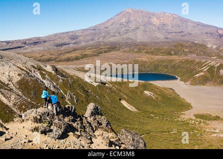 Paar Anzeigen niedriger Tama See & Mt. Ruapehu, Wandern Northern Circuit, Tongariro Nationalpark, Nordinsel, Neuseeland Stockfoto