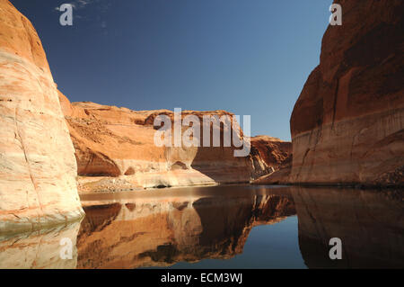 Die riesige Sandsteinmauern umschließt Lake Powell in Utah und Arizona Wüste, die durch eine niedrige Herbstsonne verbessert. Stockfoto