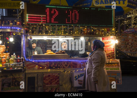 Suppen-Anbieter arbeitet in den Abend hinein auf Ave.of Amerikas in New York City. Stockfoto