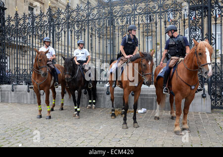 Polizei auf dem Pferderücken in Lille Braderie, Rijssel Frankreich. Stockfoto