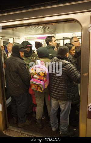Gepackte u-Bahn-Wagen in den Feierabendverkehr, Grand Central, NYC. Stockfoto