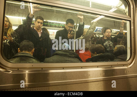 Überfüllten u-Bahn-Wagen im Feierabendverkehr auf der Lexington #6 Linie, Manhattan, NYC Stockfoto