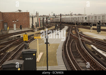 Erhöhten u-Bahn Schienen, Stillwell Avenue Station, Coney Island, Brooklyn, NY. Stockfoto