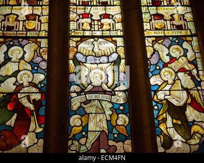 Schöne Kirchenfenster in der Pfarrkirche Allerheiligen in der West Yorkshire Kurstadt von Ilkley Stockfoto