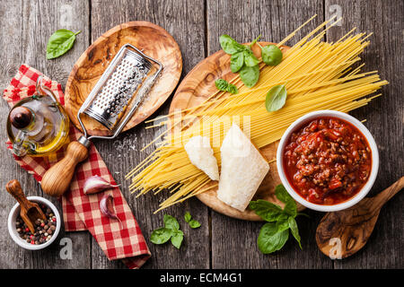 Zutaten für Spaghetti Bolognese auf grauem Hintergrund aus Holz Stockfoto