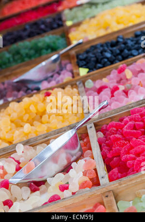 Nahaufnahme Bild von bunten Gelees auf einem Straßenmarkt. Selektiven Fokus auf den Wagen. Stockfoto