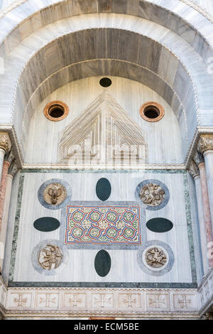Detail der Marmor Dekoration an Fassade, Markusdom, Venedig, Italien Stockfoto