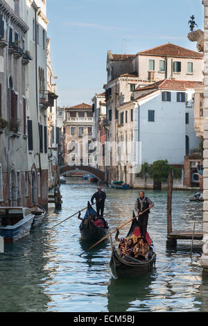 Touristen auf Gondeln in kleinen Kanal, Venedig, Italien Stockfoto