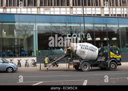 Betonmischer LKW mit Limecrete fertig gemischten Mörtel außerhalb des Krankenhauses BRI im Zentrum von Bristol. 16. Dezember 2014 Stockfoto