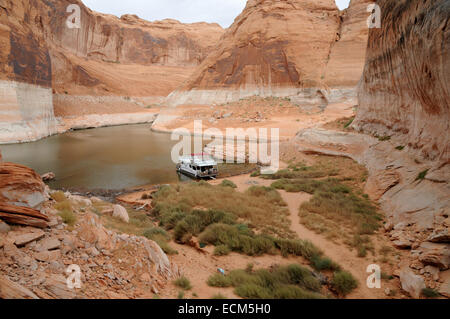 Ein Mietwagen Hausboot Partie am Ende des Moki Canyon, Lake Powell. Erstaunlich, werden abgelegen Orten auf diese Weise erreicht können. Stockfoto