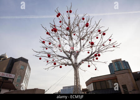 Ein nicht-traditionellen Weihnachtsbaum in der Innenstadt von Brampton, Ontario, Kanada. Stockfoto