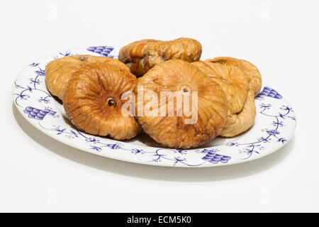 Getrocknete Feigen (Ficus Carica) auf weißem Hintergrund Stockfoto