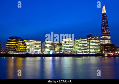 Einen schönen Blick entlang der Themse in London.  Der Auffassung ist im Visier der Shard und City Hall. Stockfoto