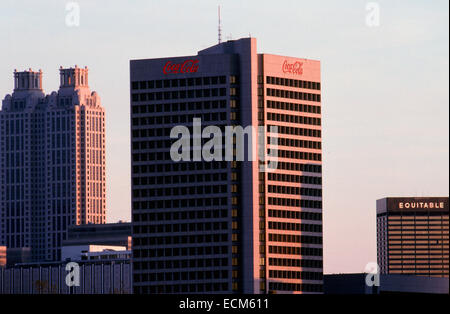 Luftaufnahme des Hauptsitzes der Coca Cola International in Atlanta, Georgia mit CBD Hochhäuser im Hintergrund Stockfoto