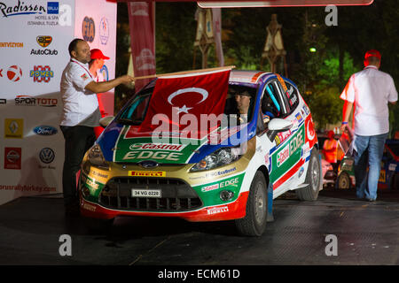 ISTANBUL, Türkei - 15. August 2014: Ferhat Tanribilir mit Ford Fiesta R2 Auto des Castrol Ford Team Turkiye in zeremonielle Start o Stockfoto