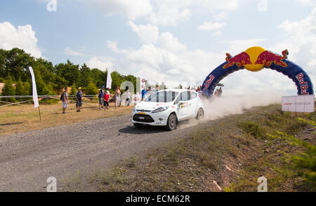 ISTANBUL, Türkei - 13. Juli 2014: Eytan Halfon fährt Ford Fiesta R2 in 35. Istanbul-Rallye, Gocbeyli Namet Bühne Stockfoto