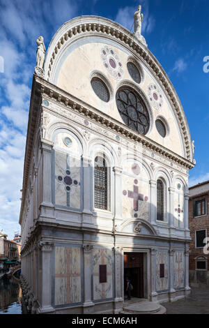 Außenfassade, Kirche Santa Maria dei Miracoli, Venedig, Italien Stockfoto