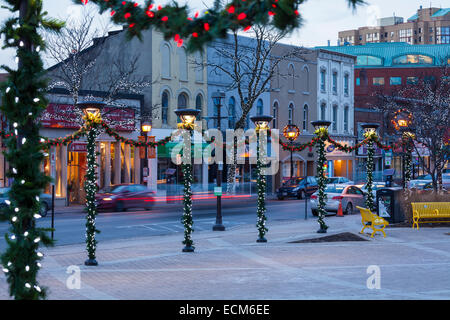 Main Street dekoriert für die Weihnachtszeit in Downtown Brampton, Ontario, Kanada. Stockfoto