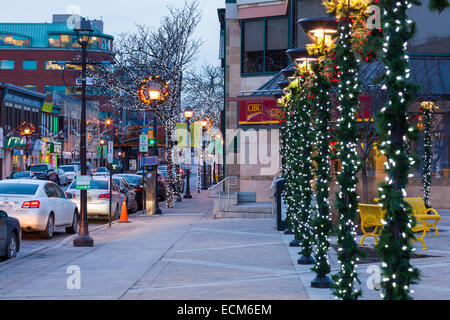 Main Street dekoriert für die Weihnachtszeit in Downtown Brampton, Ontario, Kanada. Stockfoto