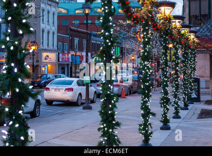 Main Street dekoriert für die Weihnachtszeit in Downtown Brampton, Ontario, Kanada. Stockfoto