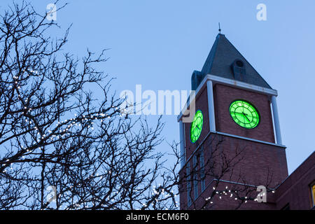 Der Uhrturm an der Spitze des Rathauses in der Innenstadt von Brampton, Ontario, Kanada. Stockfoto