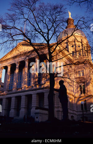 Das Georgia State Capitol in späten Nachmittag Winterlicht. Eine Statue zu Ehren Senator Richard Russell steht im Vordergrund. Stockfoto