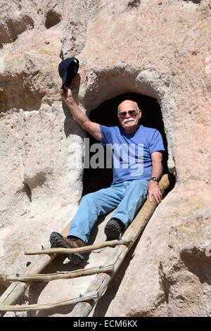 80 Jahre alten Bruder oben auf einer Leiter, die in einen Felsen gehauen von den Anasazi-Indianern vor über 10.000 Jahren Raum. Stockfoto