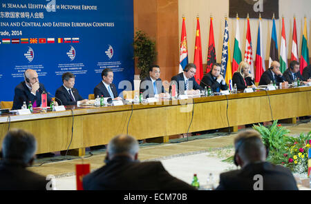 Belgrad, Serbien. 16. Dezember 2014. Der chinesische Ministerpräsident Li Keqiang (4 L) besucht die dritte China-zentralen und östlichen europäischen (CEE) Staats-und Regierungschefs treffen in Belgrad, Serbien, am 16. Dezember 2014. Li lieferte auch eine wichtige Rede während des Treffens. © Huang Jingwen/Xinhua/Alamy Live-Nachrichten Stockfoto