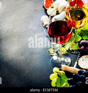 Essen-Hintergrund mit Wein, Käse und Trauben. Stockfoto