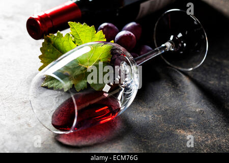 Glas Rotwein auf dunklem Hintergrund Stockfoto