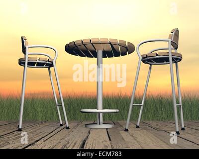 Zwei Stühlen und einem Tisch auf einem Holzfußboden vor dem Garten vom Abendlicht Stockfoto