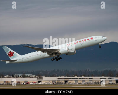 Ein Air Canada Boeing 777-300ER (C-FIVX; FIN #744) Jetliner fährt vom internationalen Flughafen Vancouver, Kanada Stockfoto