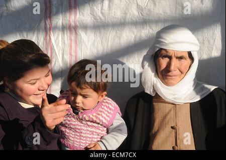 Suruc, Türkei. 16. Dezember 2014. Dutzende von syrischen kurdischen Flüchtlinge gezwungen wurden ihre Heimat wegen der dschihadistische Terrorgruppe der islamischen Staat haben Zuflucht bilden in verlassenen Gebäude neben der syrischen Grenze genommen. Das Gebäude hat keinen Strom und kein fließendes Wasser. Viele verlassen sich auf die Moschee nebenan für warmes Essen und Grundversorgung zu leben. Wie der Winter werden Sätze in vielen gezwungen, in die nahe gelegenen Flüchtlingslager zu bewegen, wo sie auf grundlegende Einrichtungen Zugriff. © Gail Orenstein/ZUMA Draht/Alamy Live-Nachrichten Stockfoto