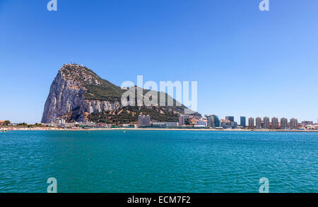 Der Westseite des Felsens von Gibraltar an einem schönen Sommertag. Stockfoto