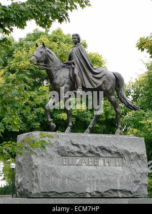 Historischen Bronzestatue auf dem Gelände Parliament Hill in Ottawa, Ontario, Kanada, mit Königin Elizabeth II Strapo Stockfoto