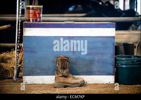 Cowboy-Stiefel in einer Scheune Stockfoto