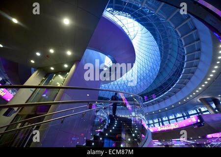 New York, USA. 16. Dezember 2014. Ein Bürger geht in der u-Bahn Nabe Fulton Center in New York, Vereinigte Staaten, am 16. Dezember 2014. New Yorker u-Bahn Hub Fulton Center ist ein Transit-Zentrum und Einkaufszentrum an der Kreuzung der Fulton Street und Broadway in Lower Manhattan, New York City zentriert. Der Komplex ist Teil eines $ 1,4 Milliarden-Projekts durch die Metropolitan Transportation Authority. © Wang Lei/Xinhua/Alamy Live-Nachrichten Stockfoto