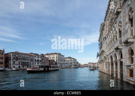 Vaporetto auf dem Canal Grande in der Nähe der Ca'd ' Oro, Venedig, Italien Stockfoto