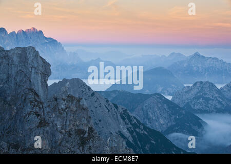 Ein Blick auf italienischen Julischen Alpen vom Mangrt Berg, Slowenien Stockfoto