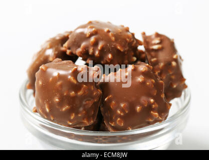 Pralinen mit gehackten Nüssen Stockfoto