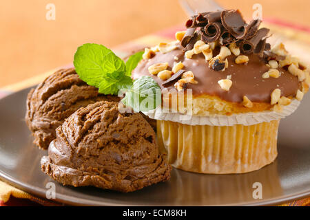 Haselnuss-Muffins mit Kugeln Schokoladeneis Stockfoto