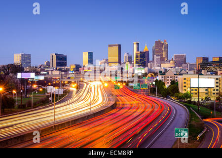 Atlanta, Georgia, USA downtown Skyline der Stadt über die Autobahn. Stockfoto