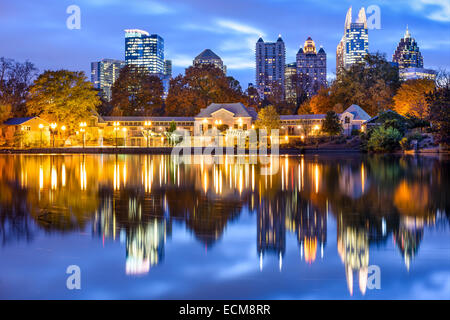 Atlanta, Georgia, USA Innenstadt Skyline bei Piedmont Park See Meer. Stockfoto