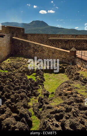 Fort San Felipe mit Lava Felsen graben und Isabel de Torres Berg Puerto Plata Dominikanische Republik Stockfoto