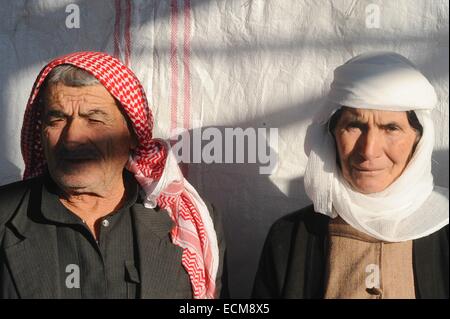 Suruc, Türkei. 16. Dezember 2014. Dutzende von syrischen kurdischen Flüchtlinge gezwungen wurden ihre Heimat wegen der dschihadistische Terrorgruppe der islamischen Staat haben Zuflucht bilden in verlassenen Gebäude neben der syrischen Grenze genommen. Das Gebäude hat keinen Strom und kein fließendes Wasser. Viele verlassen sich auf die Moschee nebenan für warmes Essen und Grundversorgung zu leben. Wie der Winter werden Sätze in vielen gezwungen, in die nahe gelegenen Flüchtlingslager zu bewegen, wo sie auf grundlegende Einrichtungen Zugriff. © Gail Orenstein/ZUMA Draht/Alamy Live-Nachrichten Stockfoto