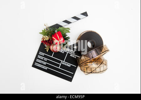 Film Reel und Clapper Board mit Weihnachtsdekoration isoliert auf weißem Hintergrund Stockfoto